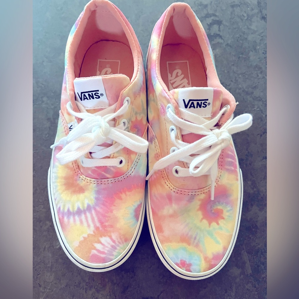 Women’s size 7 Vans NWT super cute!